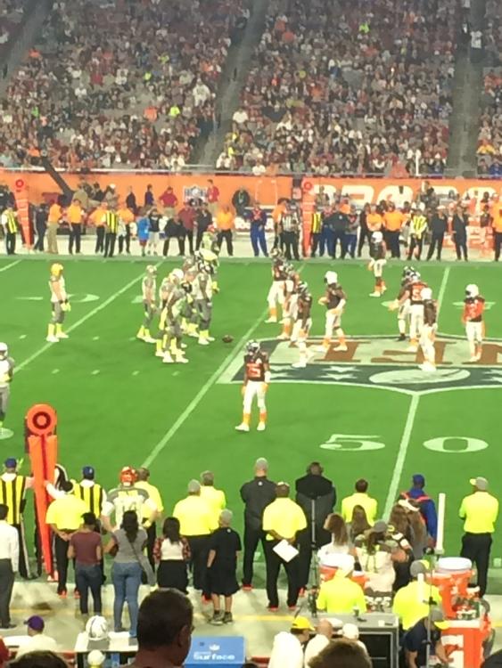 ketchabaw's tweet image. Serious athletes on the field tonight! @netapp #netappNFL #officialdatastorageprovider