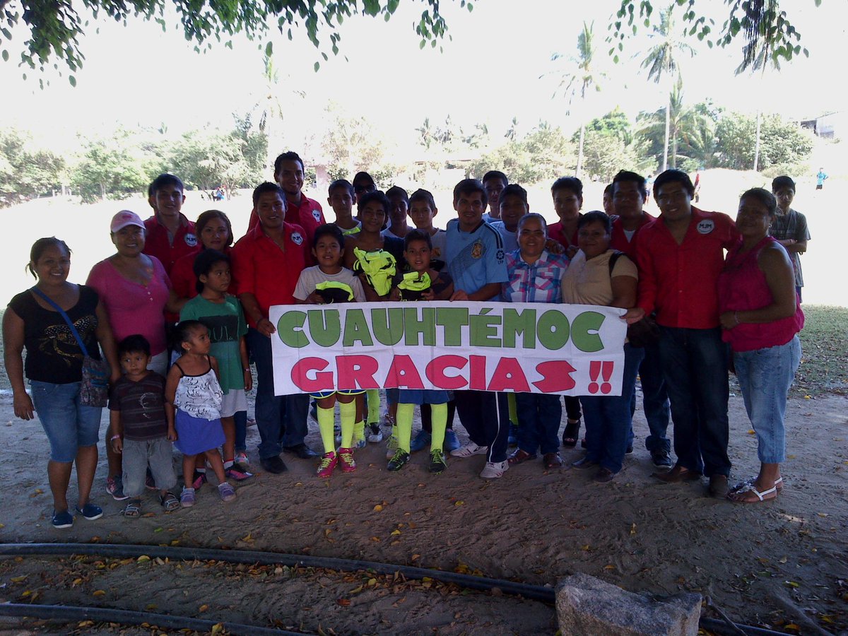 ClaVerCorVaz's tweet photo. Gracias @CuauhtemocSR por apoyar a los JÓVENES DE ACAPULCO y fomentar entre ellos el deporte y la sana convivencia!!! http://t.co/82YIFkmK31