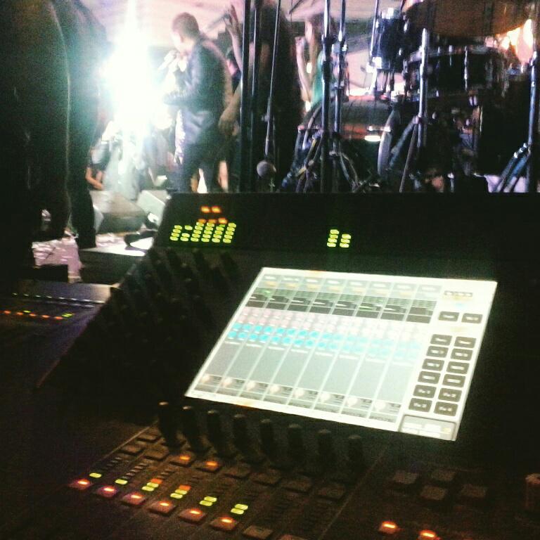 sumaproduccion4's tweet photo. Excelente show ayer de @omaracedo con nuestro ingeniero @suena_manolo en pto la cruz http://t.co/kP2VoWi5DJ