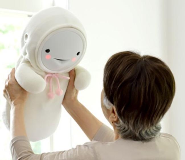 A3Noticias's tweet photo. Japón diseña robots bebé para hacer compañía a las personas mayores que viven solas http://t.co/0zLXPvXDaF http://t.co/IcFtlC9VuM