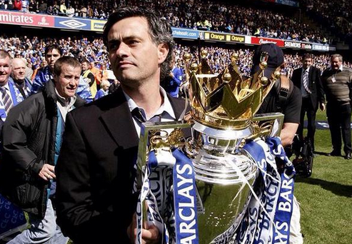 FootballFunnys's tweet photo. Happy birthday to José Mourinho. The Chelsea manager turns 52 today. http://t.co/UGpPPeDoAM
