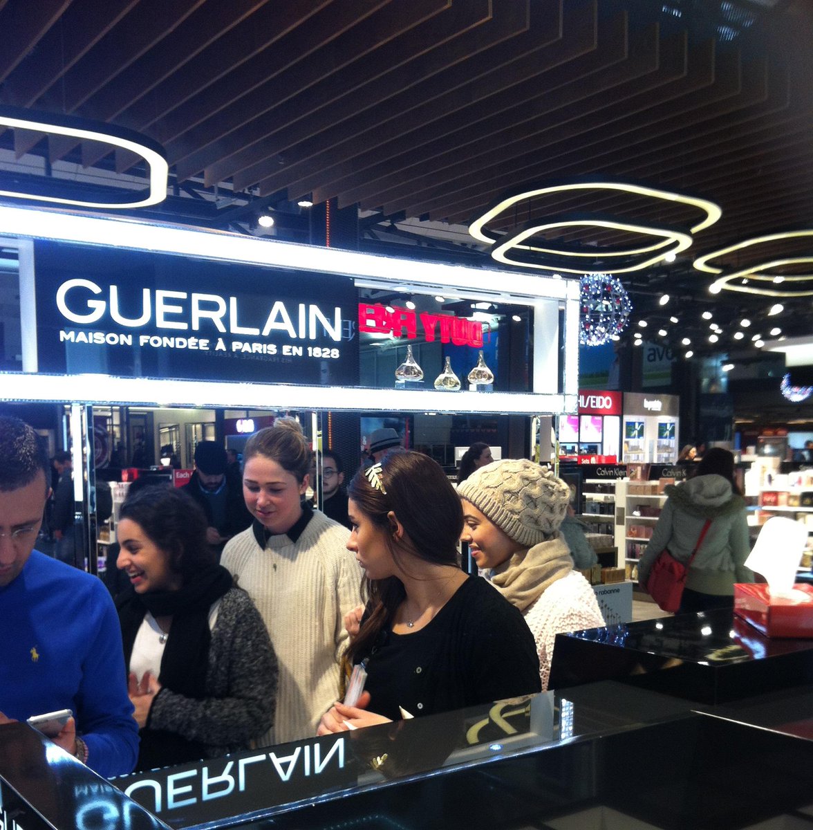 IFA Paris Lüks Marka Yönetimi MBA öğrencileri Atatürk Havalimanı Duty Free mağazalarını gezdi goo.gl/E29tB2