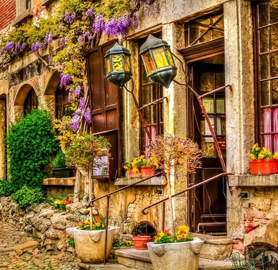 LinguaPlusE's tweet image. París está lleno de pueblos medievales, #Pérouges es uno de ellos. 
bit.ly/1JMzI8u