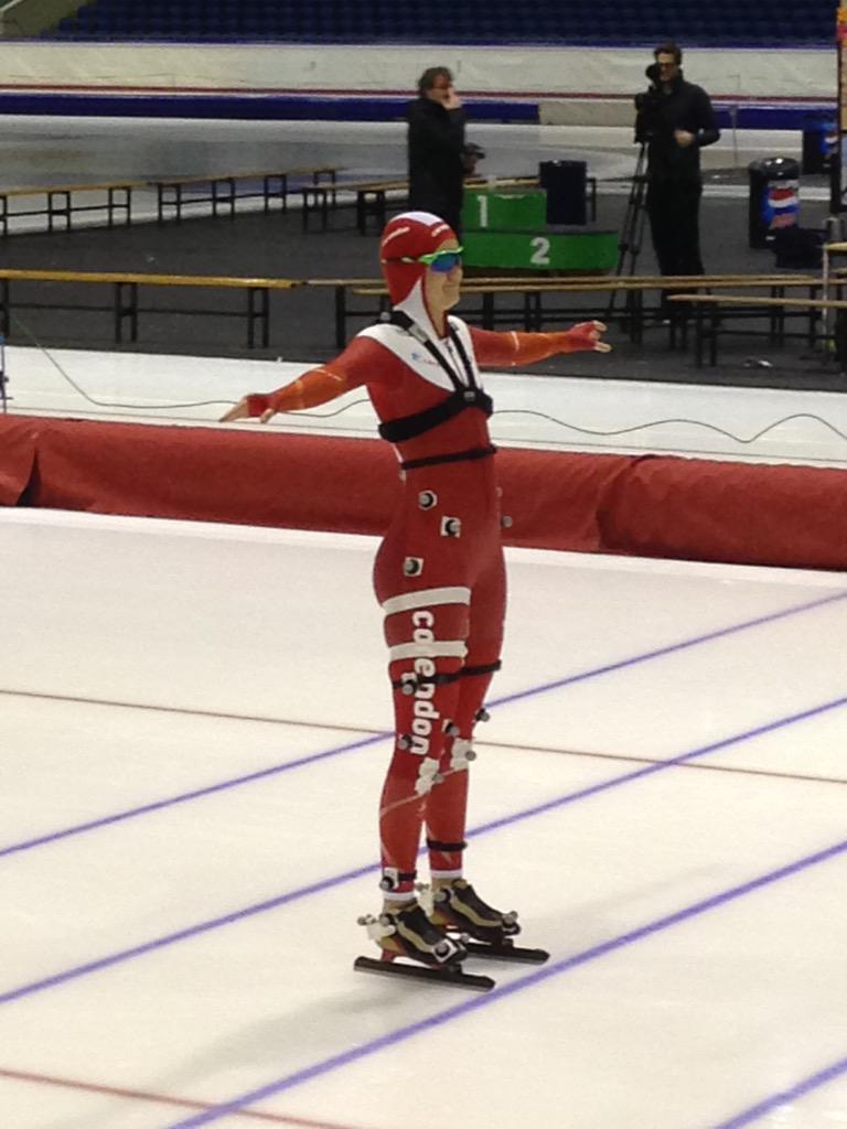 PeterKolder's tweet photo. Een beetje vroeg op #Thialf vandaag 5.00u. Testen met @LottevBeek #TUDelft #InnosportLab http://t.co/TEGzkHqhFn