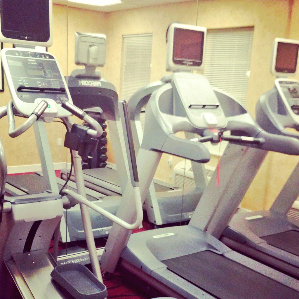 RandiRene_'s tweet image. The best part about staying at a hotel is having the gym to myself. #TurnUpTheTunes #WhootWhoot