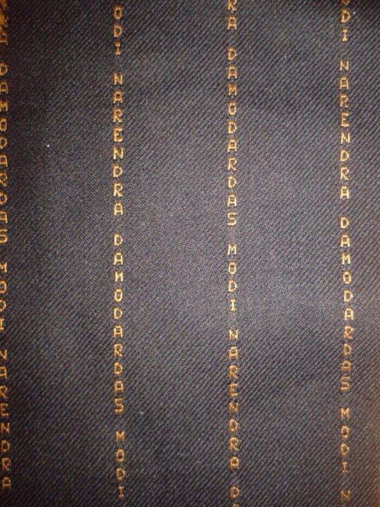 twilightfairy's tweet image. Modi's suit today .. Megalomania at its best! Abki baar mere naam kee dankaar!