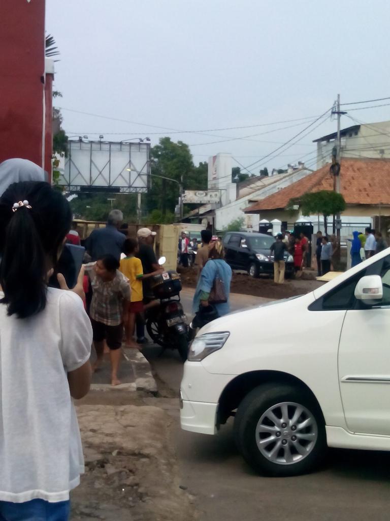 ininitajuga's tweet photo. @inposbg kecelakaan d jl a.yani, truk pasir terguling.. http://t.co/w4hCg2b9tO