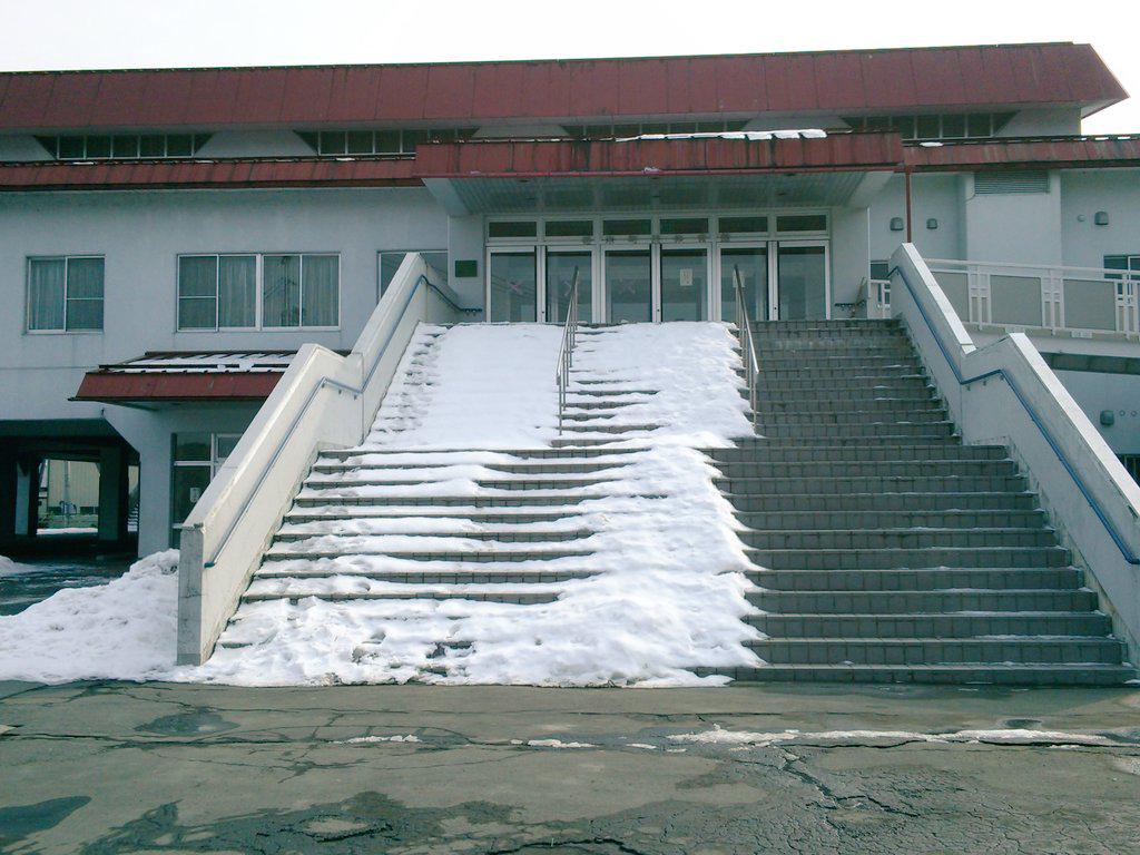 ちぇの 烏野高校 坂ノ下商店 日向と影山の出会いの体育館のモデルとなった場所 そして日向がテレビの小さな巨人を見たであろう電気屋さん Http T Co Zaxmzclgqb