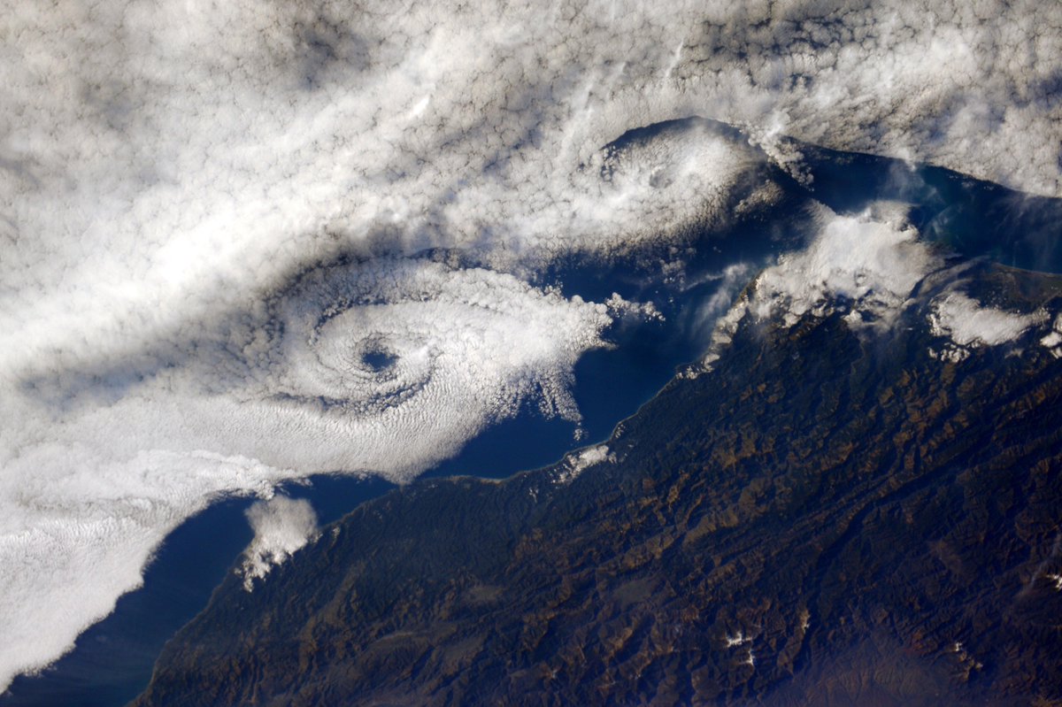 На какой планете самый большой атмосферный вихрь. Космические снимки. Вид с космоса. Атмосферный Вихрь из космоса. Ураган с космоса.