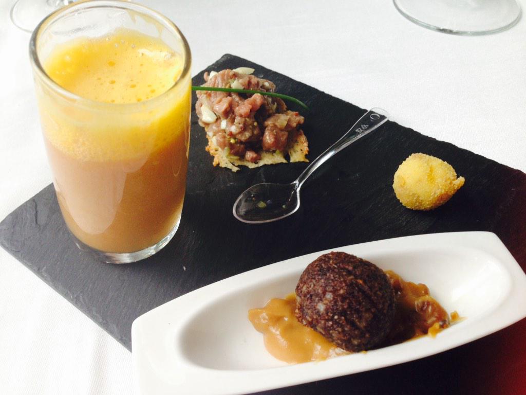 Los entrantes de David Pérez, impresionantes. Croqueta, crujiente de morcilla, sopa de ajo y magret de pato en tartar