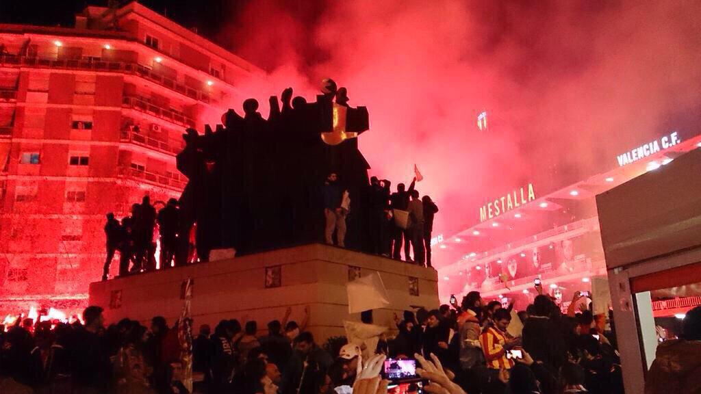 Lorolo1Victor's tweet photo. Espectacular recibimiento. Creo q nunca he visto algo así en Valencia. Enhorabuena @CN10_VCF por vuestro trabajo. http://t.co/hIQ9e4aePk