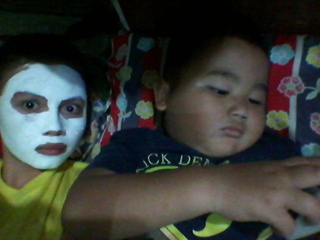 LindaaRahayuu's tweet photo. Lg maskeran pk @adasaripohatji , niatnya mau nakutin botjah nduds ini. Ga mempan, malah asyik sndiri maen hp. Duaduuu http://t.co/nRXayt9DnW