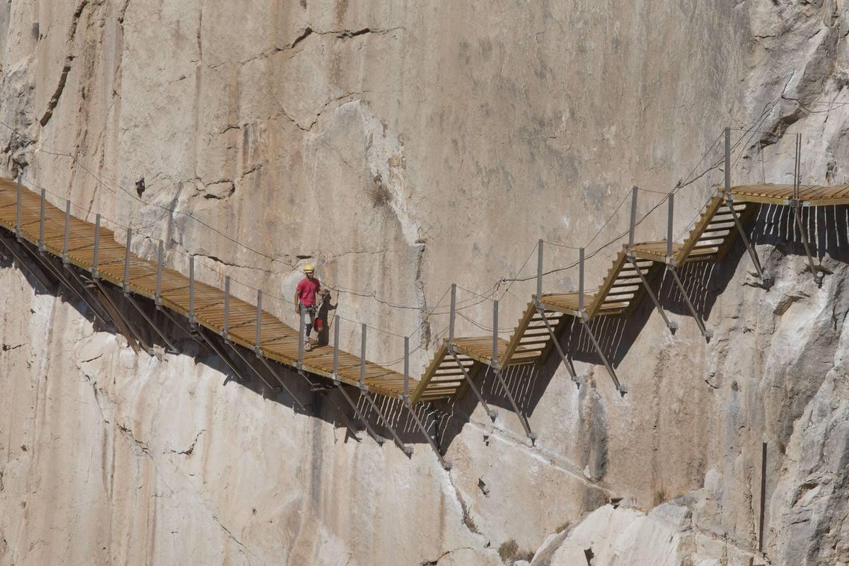 DiarioSUR's tweet photo. Lo más visto de hoy, el #vídeo del paseo de @IvanGelibter por el Caminito del Rey. http://t.co/9SOIdKZR68 http://t.co/m4GVI58hBd