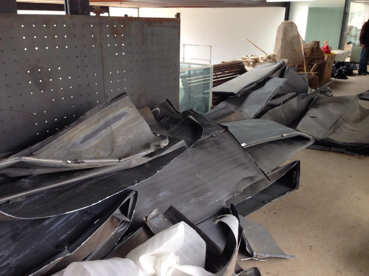 El vent s'endú el sostre del centre cívic de #Riudaura, premiat pel disseny i tancat fa anys bit.ly/1BewlTc