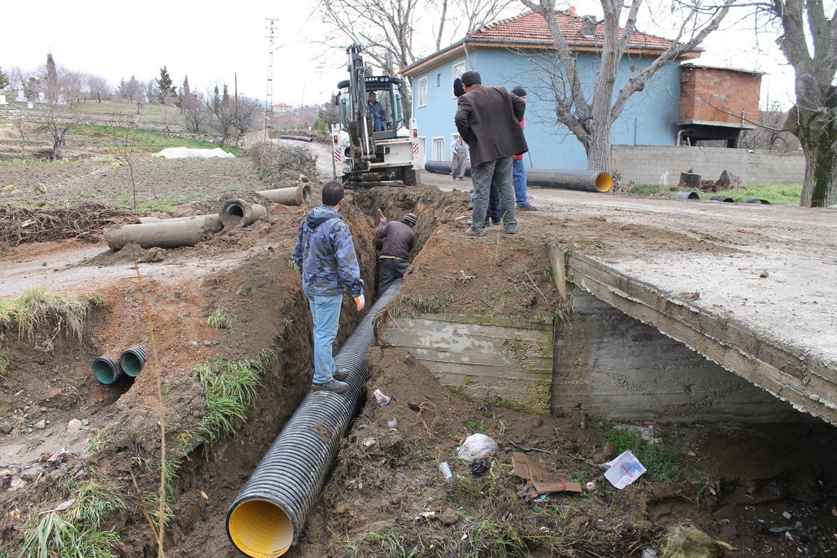 AcipayamB's tweet photo. #acipayamiçin Kuyucak Mahallemiz yağmur suyu tahliye hattı döşeme çalışmaları başladı... http://t.co/tmBj0bEb6k