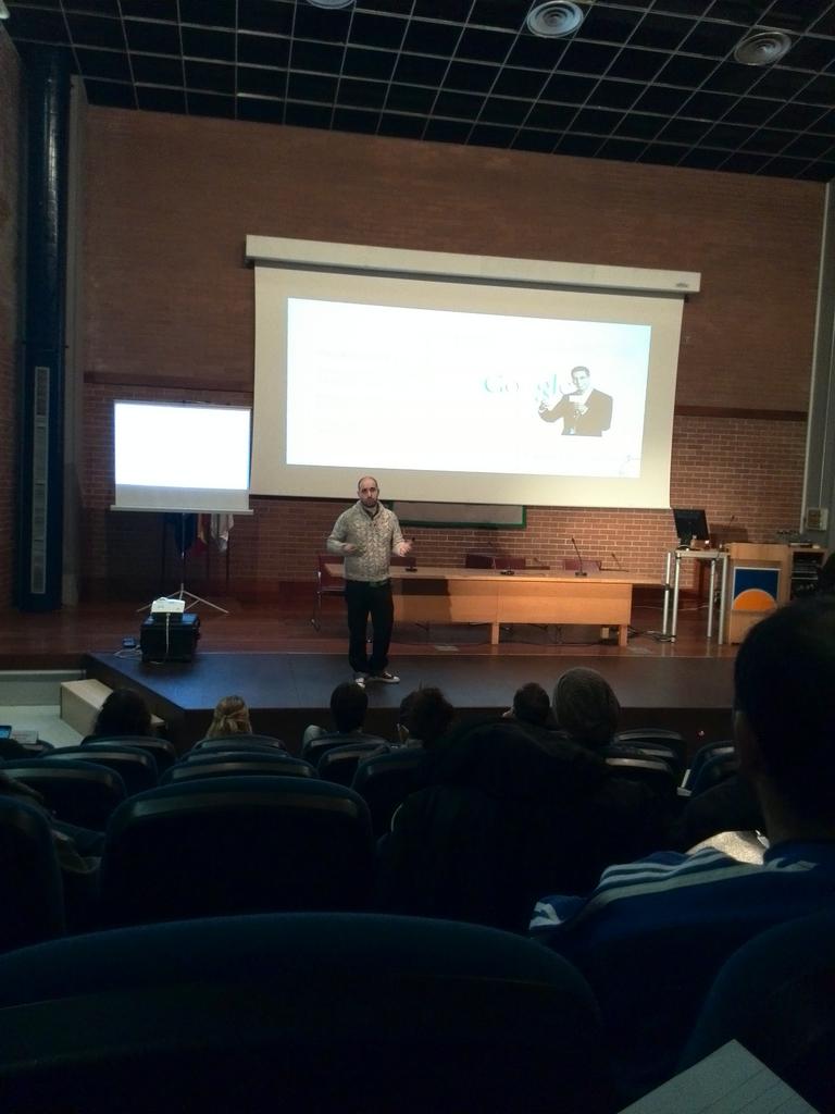 actualizadoscom's tweet photo. No #CMDayFCSC @iagovarela contandonos como #androidengalego e unha realidade http://t.co/KeHfXSbVe7