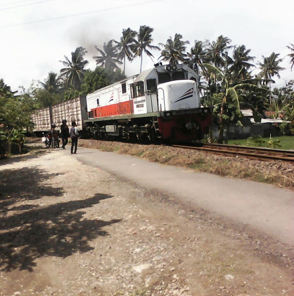 DaffaAthallah22's tweet photo. 201 92 15 With KA Holcim n RF Lainnya :)

@Arfan_Railfans @KAI121 @goplakgaplik http://t.co/YrQkTimwlv