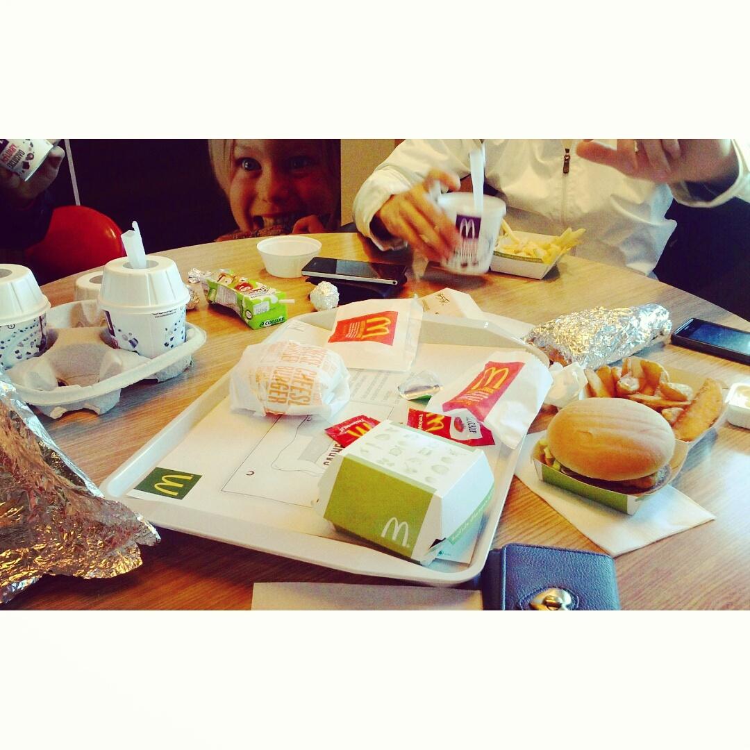 andreita013's tweet photo. #MacMacMac @EmilioBonet @joseartana #Pedro #Miguel http://t.co/f4pXj9XtyL