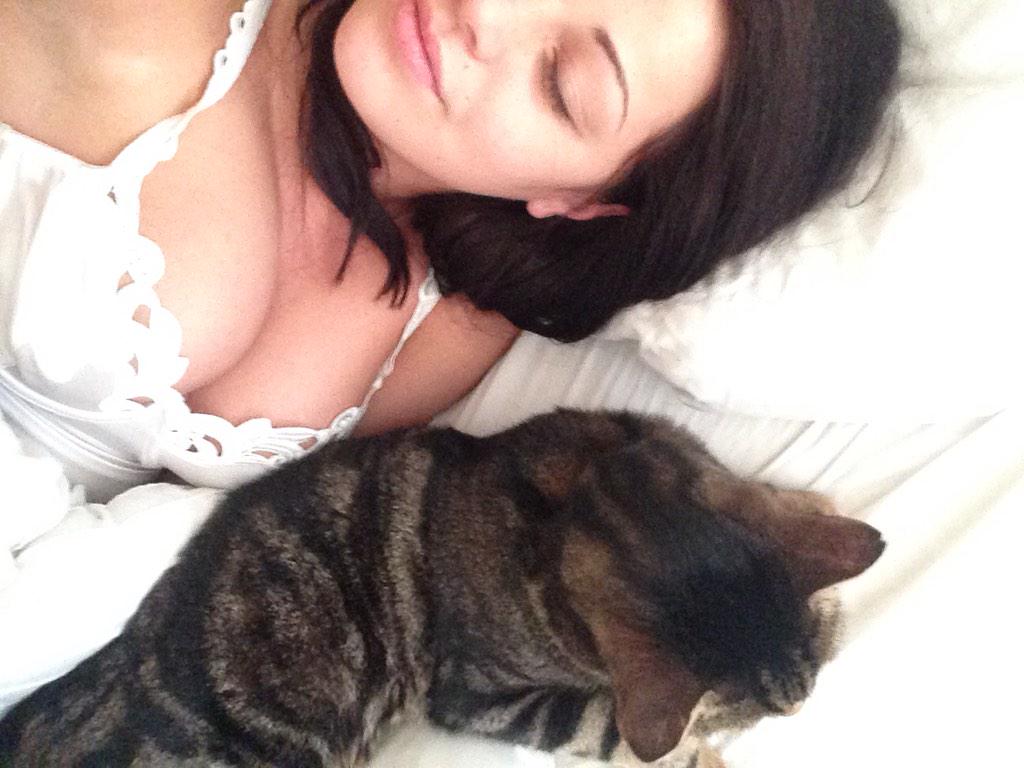 Atkins01Neil's tweet photo. Rocks my world this girl ❤️😘 http://t.co/RRJNrH0kPR