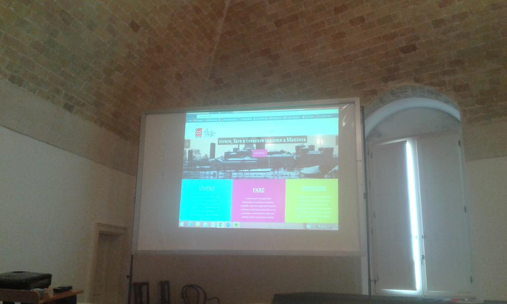 LabGov's tweet photo. .@chrisiaio presenta http://t.co/t4nIJPaDGc e il processo di costruzione del prototipo #comantova. #sharingschool http://t.co/vcEZxiSkZG