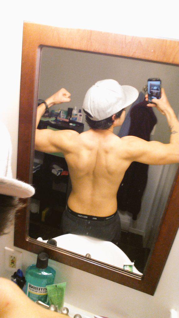 StirlingJr's tweet photo. Some back progress #fitness #gym #gymrat #snapchat #fitnessmotivation http://t.co/ExEPyl7tOf