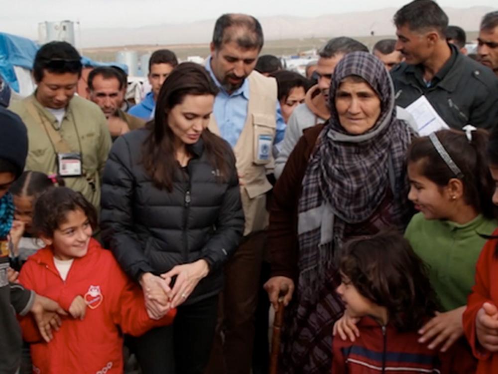 أنجلينيا جولي في مخيم خانكي تنتقد "الأسرة الدولية" بسبب سوريا والعراق (فيديو + صور) B8ROQbfCUAEItrE