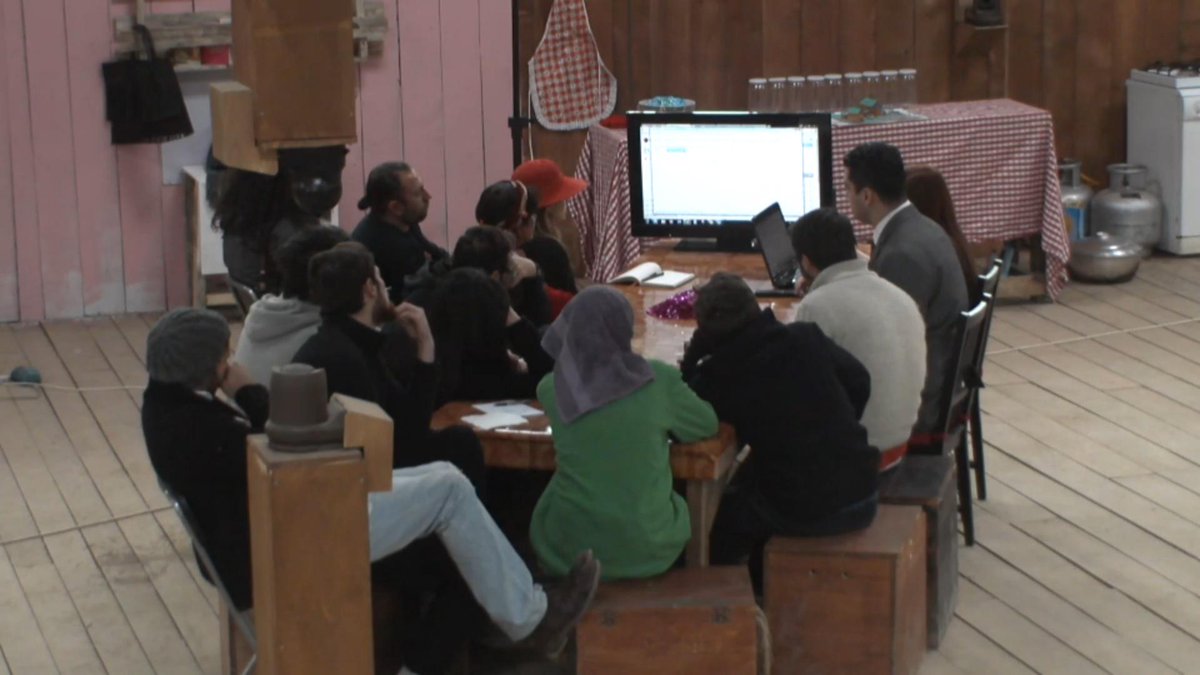 slckshngz's tweet photo. Ütopya yarışmacıları E-Ticaret hakkında bilgi almaya devam ediyor. #ütopya #semih http://t.co/4sQJkBJCwJ