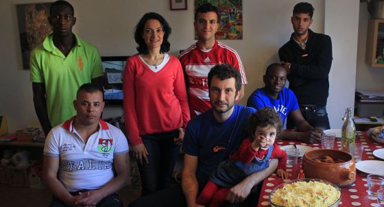 el_pais's tweet photo. Ayudar a inmigrantes sin papeles no merece cárcel en el nuevo Código Penal http://t.co/rDAd27andw http://t.co/nS989X3djP