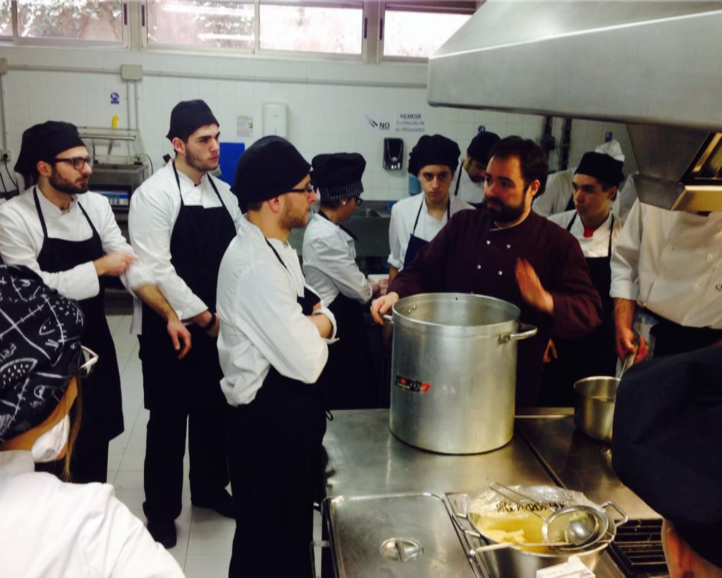 David Pérez comienza a preparar el servicio de hoy con nuestros alumnos en una actividad previa a Chef Cantabria.