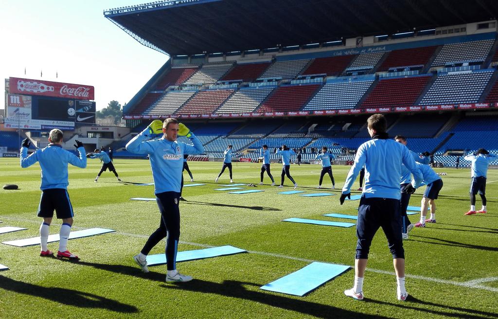 Atleti's tweet photo. ¡Comienza la sesión de entrenamiento del equipo en el Calderón! #AúpaAtleti #AtletiFCB http://t.co/M919ljdFFR