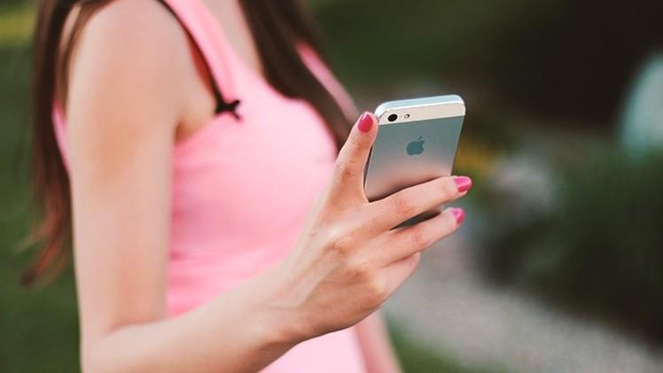 ActualidadRT's tweet photo. Estudio polémico: "Las personas más inteligentes usan #iPhone" http://t.co/e9U2aTWt5a http://t.co/yS48NRmbKC
