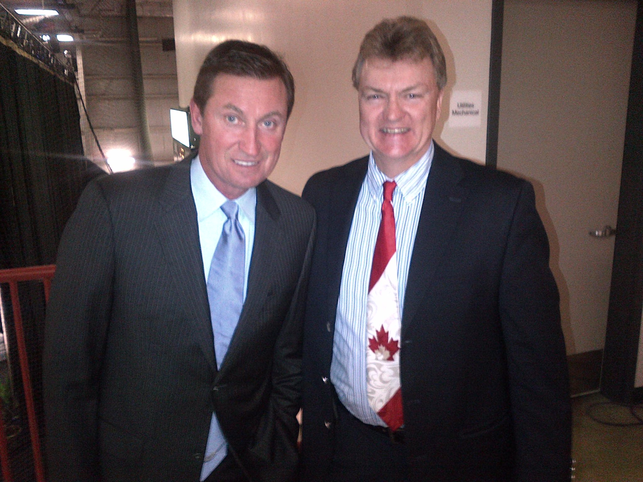 Happy bday to the greatest offensive force in sports history, Wayne Gretzky. 1/2 men to score on his bday :) 