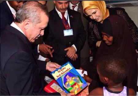 TURKPARTIGENC's tweet photo. Dervişin fikri neyse zikri de odur! Somalili çocuklara "Ali Baba ve Kırk Haramiler" hediye ettiler. 

@BarbarosSansal http://t.co/MvAnMZZ90u
