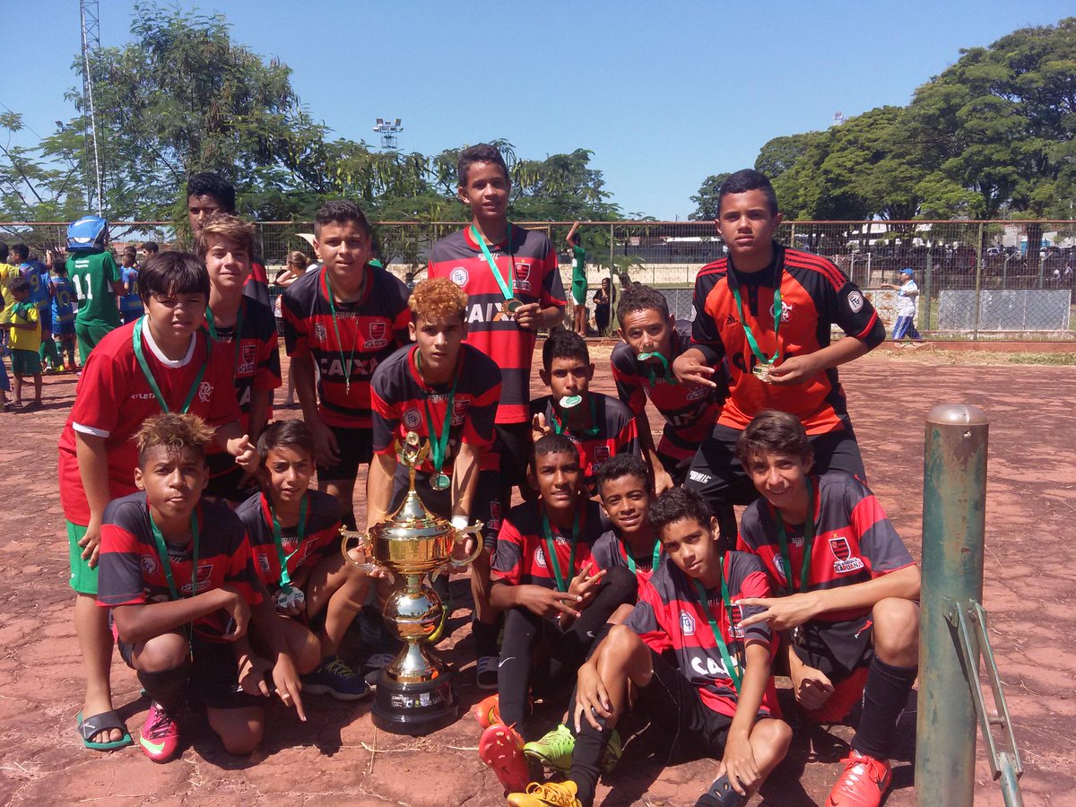 Escolinha_flago's tweet photo. #6CopaMercosul

Categorias 99 e 2001 levaram o título p/ Maior e Melhor Escolinha de Futebol do Flamengo do Brasil http://t.co/oaojPrJaxG