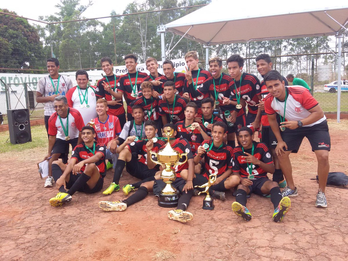 Escolinha_flago's tweet photo. #6CopaMercosul

Categorias 99 e 2001 levaram o título p/ Maior e Melhor Escolinha de Futebol do Flamengo do Brasil http://t.co/oaojPrJaxG
