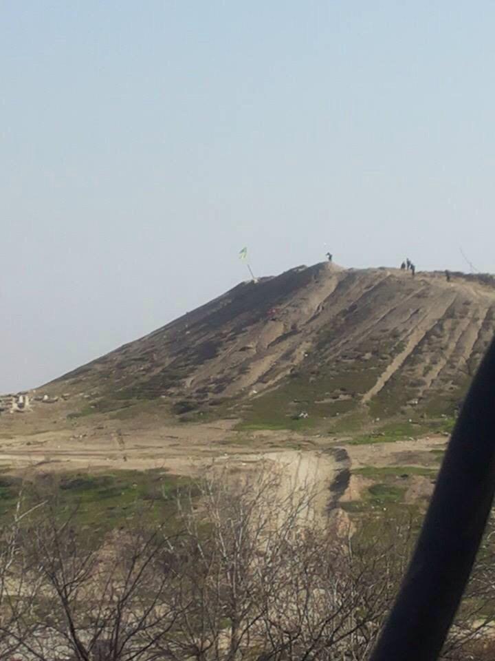 arinbahoz47's tweet photo. İşte tepe ve YPG-YPJ savaşçılarının bayrağı dikme anı... #KOBANE #KANİYAKURDA #TwitterKurds http://t.co/oOZuCX3lVM