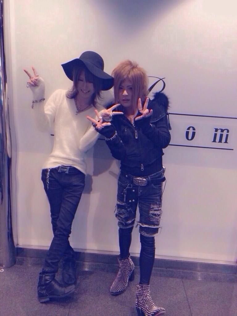 hate_1207's tweet photo. こないだ久々親友に会って来た⊂(･ _ ･)っ付けてる物とか服とかセンス増し過ぎてて色々刺激もらたわ！俺もカリスマになる為にガンバラネバ。 http://t.co/ZdgAPHTbsn