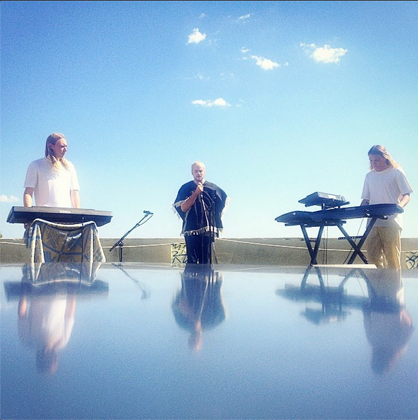 donekcdb's tweet photo. Heureux d'annoncer la signature du groupe Ménage à Trois chez Cracki Records ! 

'Ocean boy' http://t.co/XQOSxwE60l http://t.co/Nh4gBWlnAp