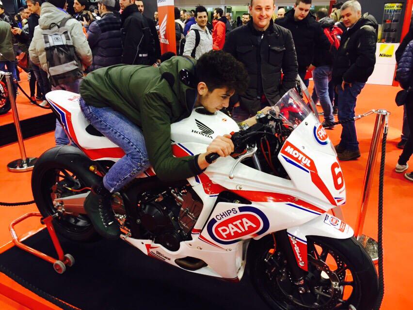 Foffy15's tweet photo. Eccola qui la mia nuova bimba per il 201⃣5⃣✊❤️🔝 @EuroJuniorCup #CBR650F #ejc #Honda #sbk #foffy15 #europeanjuniorcup http://t.co/EEQKOoCSmk