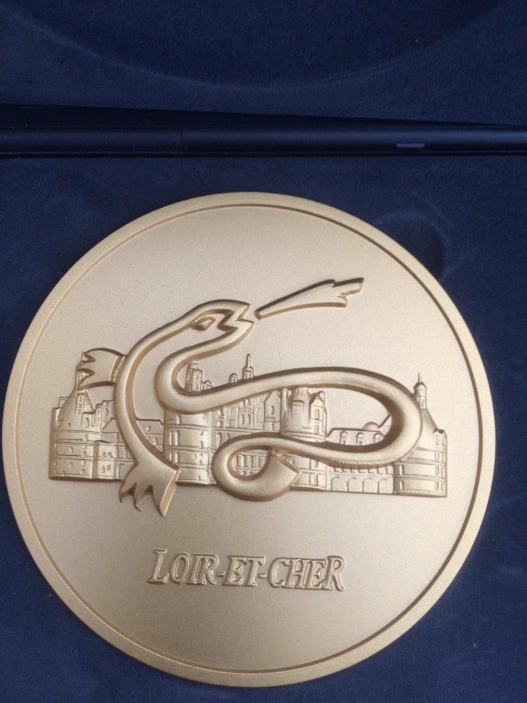 Très honoré et fier de recevoir la médaille d'or de #Loir-et-Cher par <a href="/MauriceLeroy/">Maurice Leroy</a>   @cg41 <a href="/jpportron/">Portron Jean paul</a> <a href="/srichard/">Stéphane Richard</a>