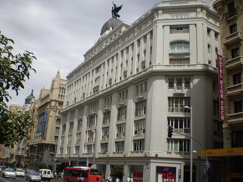 elpais_economia's tweet photo. Amancio Ortega será el casero de su rival H&amp;M tras comprar el 32 de la Gran Vía madrileña http://t.co/XOLymlwklu http://t.co/AYWFQkKBU0