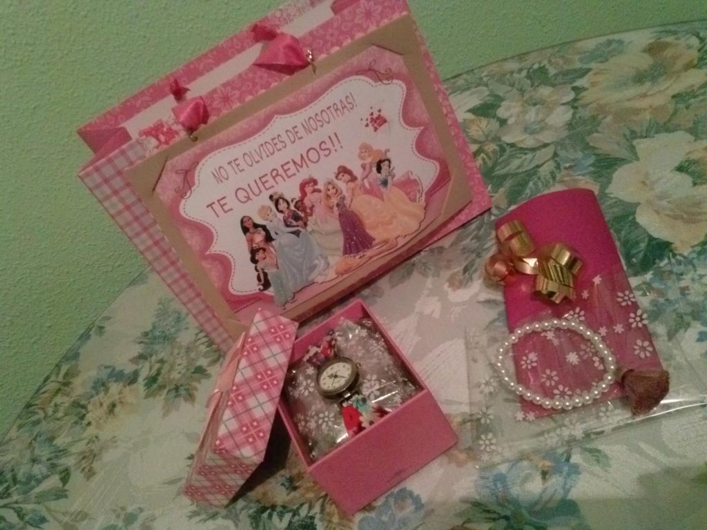 de_caprichos's tweet photo. Regalito que preparamos este finde para la despedida de una amiga 🎁🎉👭💌💄💋 http://t.co/qZjIPcbvHG