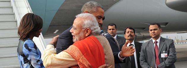 اوباما يحضر العرض العسكري للجيش الهندي  B8RmVanCUAA3j1u