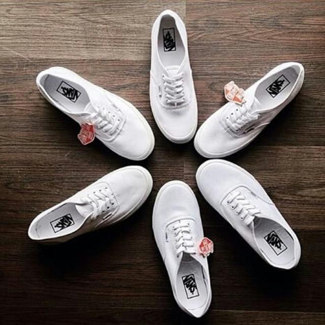 sneakers_2014's tweet photo. Ready stock size 9-10 #vans #vansauthentic #VANSxStarWars #jualsepatuvans #vespa #skareboarding #SaveKPK #sneakers http://t.co/3OMndpi0tu