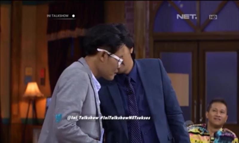 Aaja142Dewi's tweet photo. Bisik" apa'an tuch hayoww curiga hehe @newsuleprikitiw @andretaulany74 @Ini_Talkshow #IniTalkshowNETsukses http://t.co/NKPcriNONL