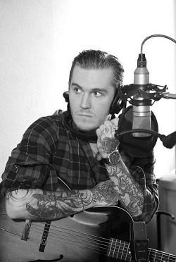  While you\re dodging the snow today, don\t forget to say happy birthday to Brian Fallon ~ he\s 35 :-) 
