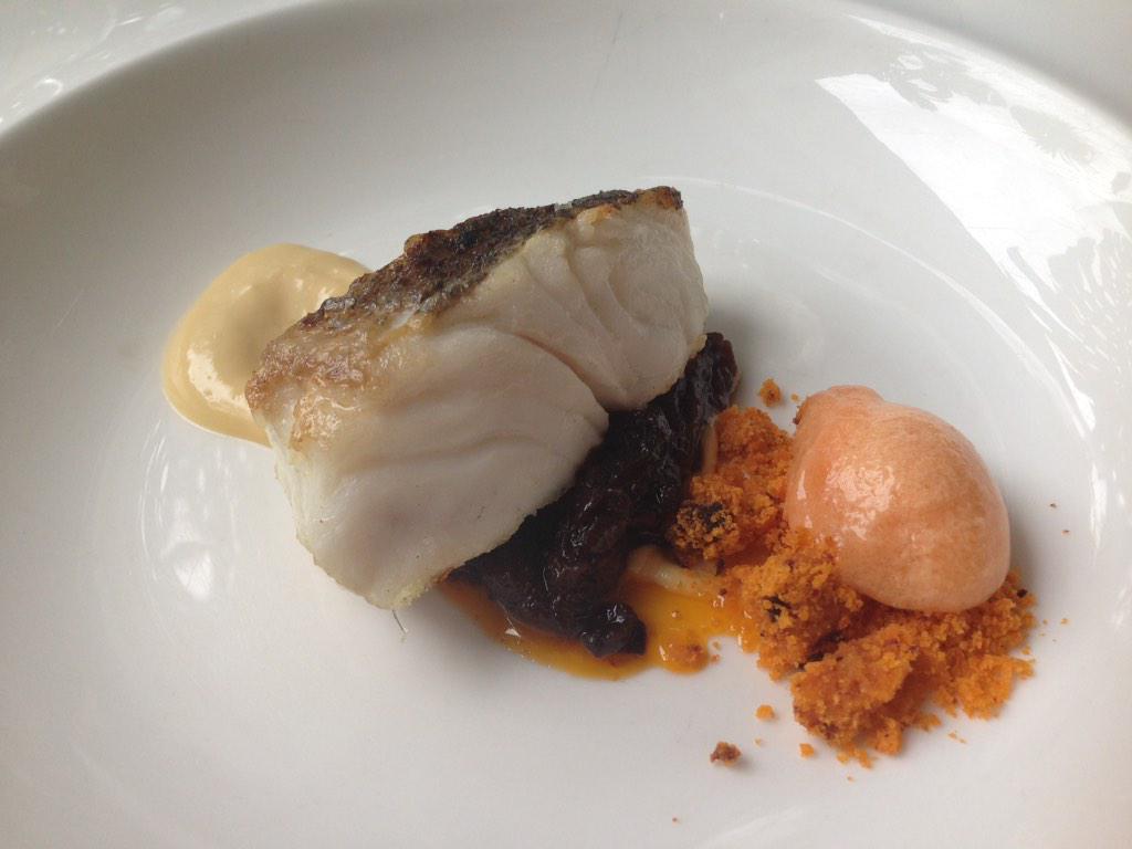 Continúa el festival de platos: alcachofas y vieira; caricos de #Cantabria y merluza de pincho con texturas de tomate