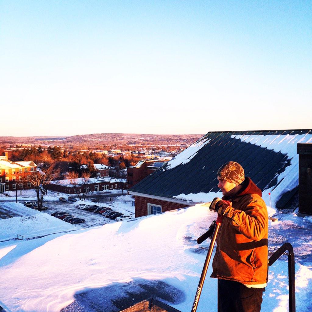 kinger_stripes's tweet photo. Just another day in the life ! Quite the view at that too! #laborerlife #greatwhitenorth #unb #geterdone http://t.co/TaEUqcVLuT