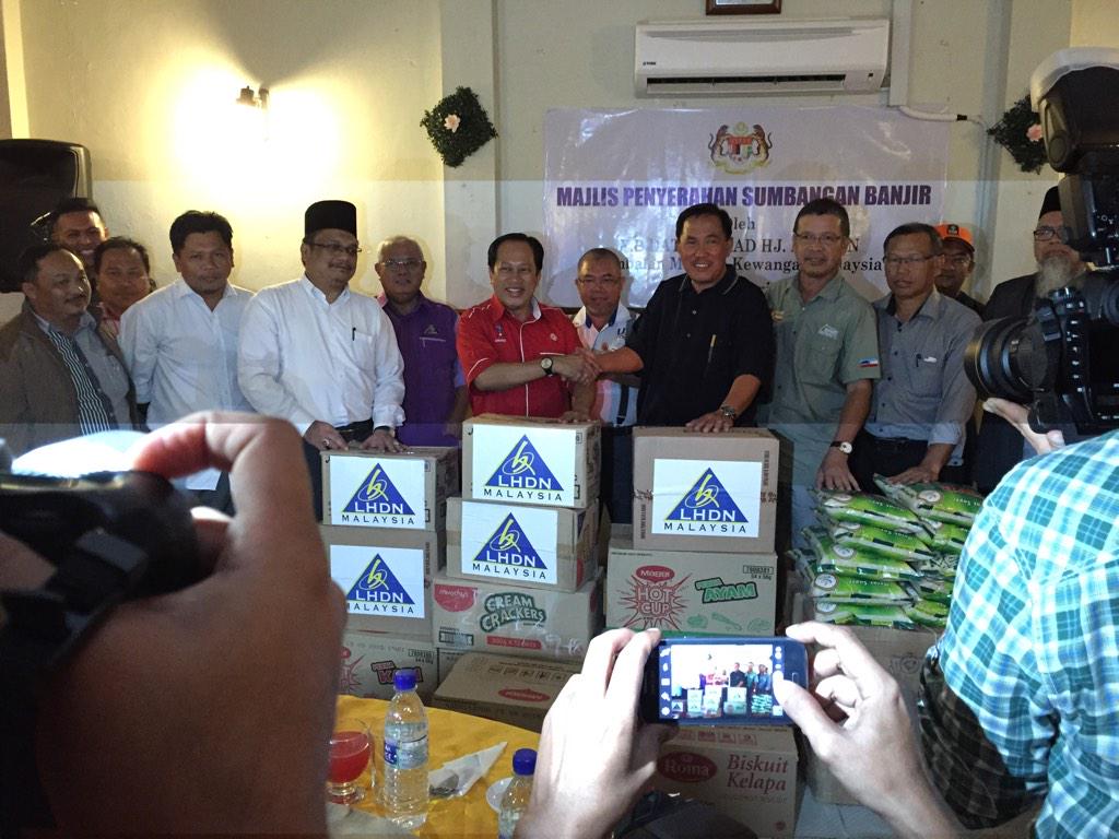 ahmadmaslan's tweet photo. Team MOF &amp; saya beri sumbangan kpd mangsa banjir melalui MP Sipitang Sabah YB Dato Sapawi Ahmad, mlm ini di Sipitang http://t.co/gJFHfyUara