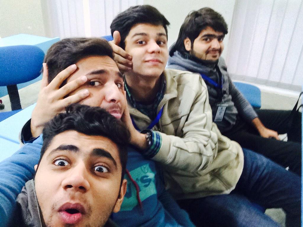 hunain_98's tweet image. #classfun #friends #boys
